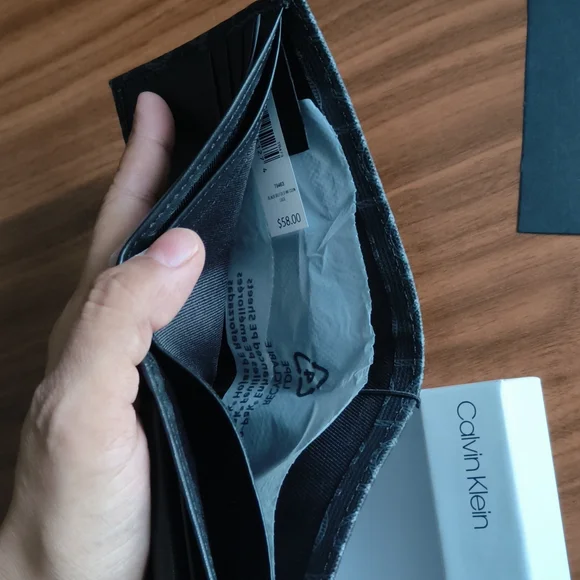 Calvin Klein Wallet - Picture 4 of 4
